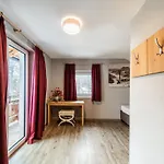 Alpine Chalet Near Zell Am See For 12 בקתה