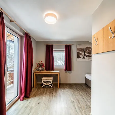 In Bruck Near Slopes 木屋